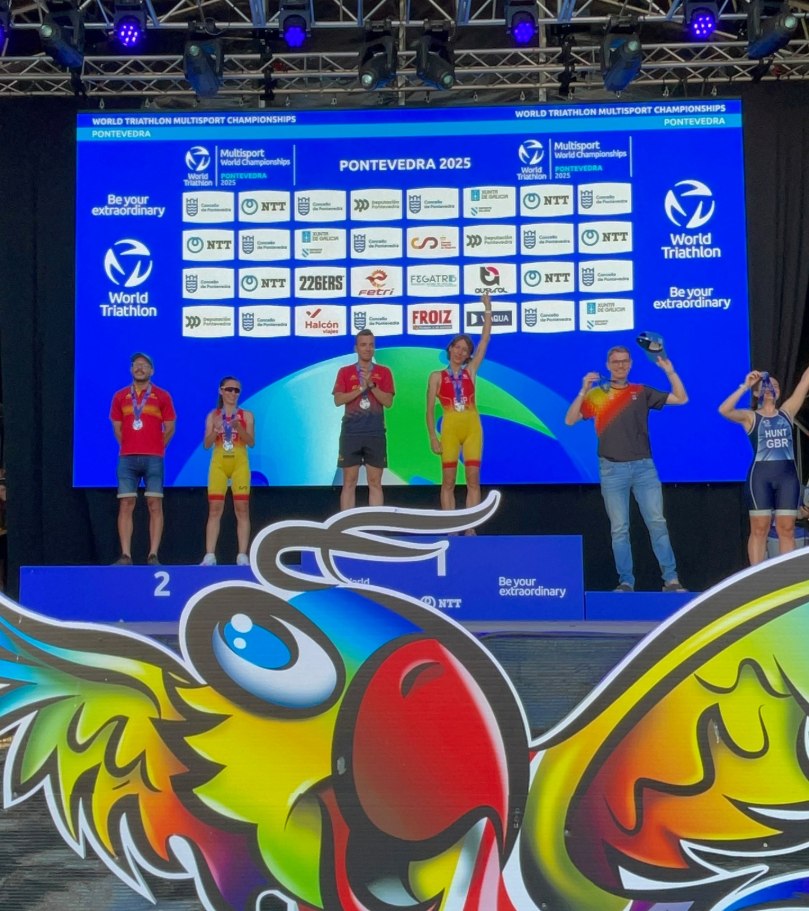 Ana Gay on the top step of the podium at the 2025 World Triathlon Multisport Championships in Pontevedra